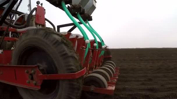 Widok Boku Pola Podczas Uprawy Ziemi — Wideo stockowe