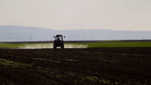 Landwirt Bewässerte Feld Auf Traktor — Stockvideo