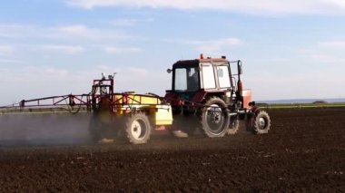 Traktör sahada sulama çiftçi yan görünüm