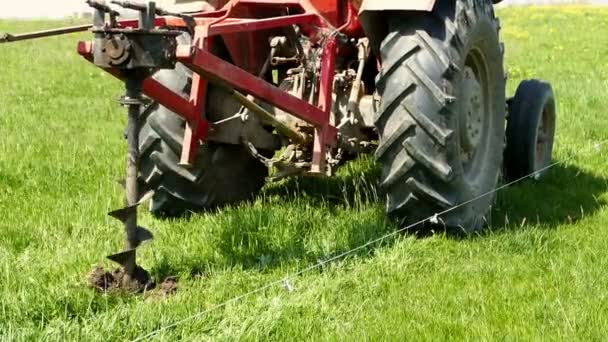 Nahaufnahme Von Traktor Beim Bohren Von Grünem Gras — Stockvideo