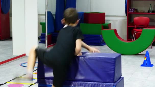 Niños Saltando Obstáculos Campo Entrenamiento — Vídeos de Stock