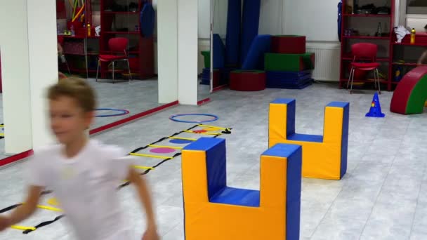 Niños Saltando Obstáculos Campo Entrenamiento — Vídeos de Stock