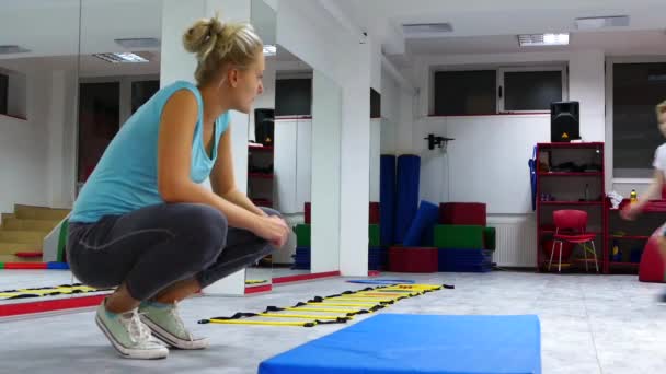 Kinderen Beoefenen Van Salto Onder Toezicht Van Trainer — Stockvideo