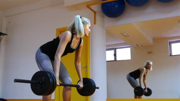 在健身房锻炼的美丽的金发女郎年轻女子 — 图库视频影像