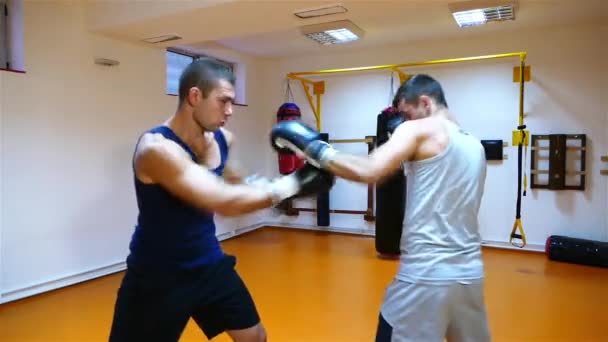 Forte Jovem Boxeador Batendo Saco Boxe Sua Supervisão Treinador — Vídeo de Stock