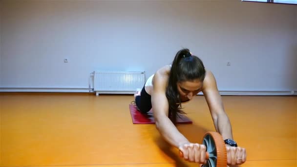 Сильные Темные Волосы Молодая Женщина Делает Упражнения Тренажерном Зале — стоковое видео