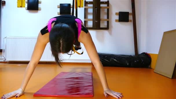 Belle Brune Jeune Femme Faisant Des Exercices Dans Salle Gym — Video