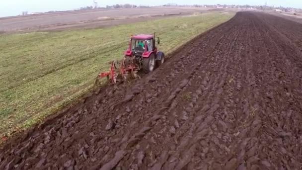 红色拖拉机或农用地耕作机在绿地上的鸟瞰图 — 图库视频影像