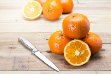 Ahşap arka planda taze portakallar.