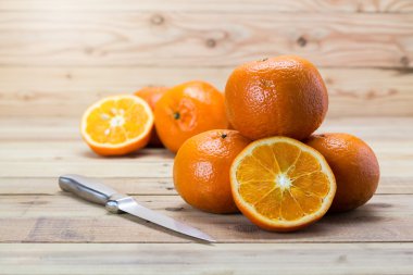 Ahşap arka planda taze portakallar.