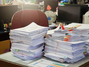 İş kavramı. ofis masasında iş belgelerinin yığını