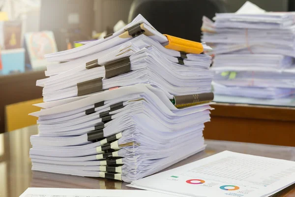 Conceito de negócio. pilha de documentos comerciais na mesa de escritório — Fotografia de Stock