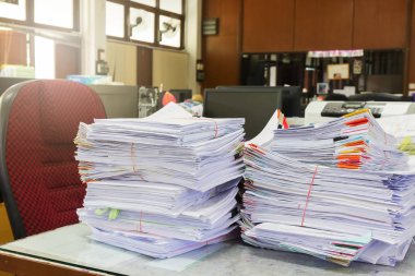 İş kavramı, Ofis Masası, iş kağıt yığınını üzerindeki bitmemiş belgeler yığını