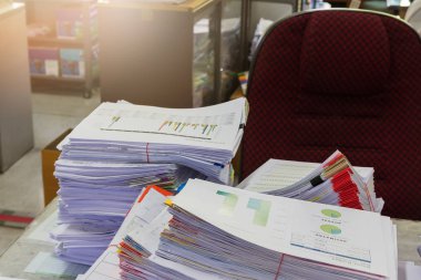 İş kavramı, Ofis Masası, iş kağıt yığınını üzerindeki bitmemiş belgeler yığını