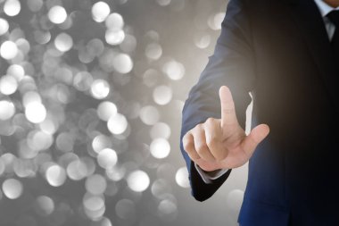 İş kavramı, ışık arka plan bulanık ile görsel ekran dokunaklı işadamı