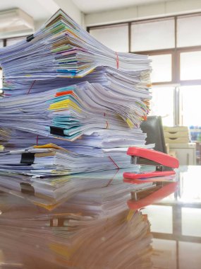 İş kavramı, Ofis Masası, iş kağıt yığınını üzerindeki bitmemiş belgeler yığını
