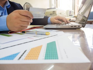 Çalışma, işadamı kredi kartı kullanarak bürosunun iş kavramı