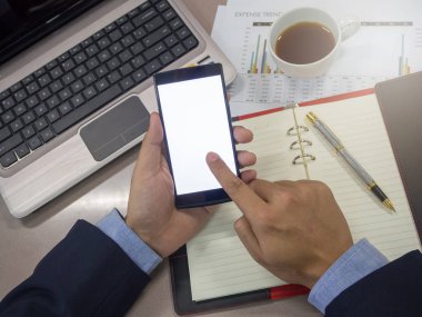 Çalışma, işadamı kredi kartı kullanarak bürosunun iş kavramı