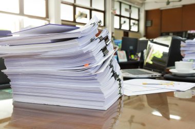 İş kavramı, Ofis Masası, iş kağıt yığınını üzerindeki bitmemiş belgeler yığını