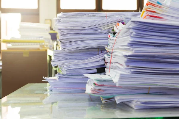 Concepto de negocio, Montón de documentos comerciales inacabados en el escritorio de la oficina, Montón de papel de negocios — Foto de Stock