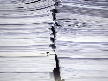 İş kavramı, tamamlanmamış belgeler üzerinde Ofis Masası, yığın yığın iş kağıt