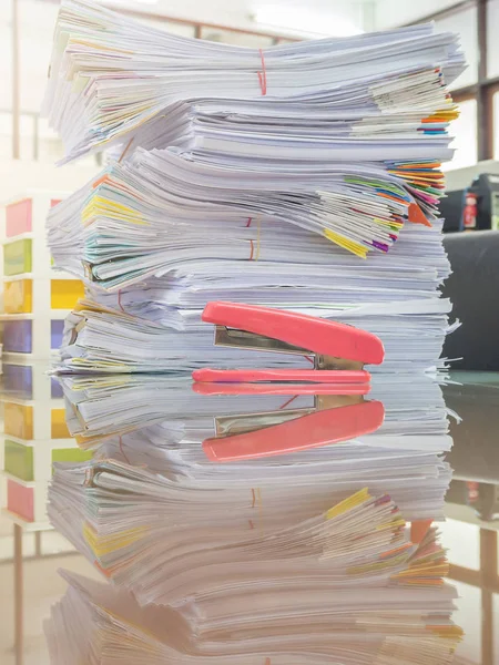 Üzleti koncepció, íróasztal, befejezetlen dokumentumok halom verem üzleti papír — Stock Fotó