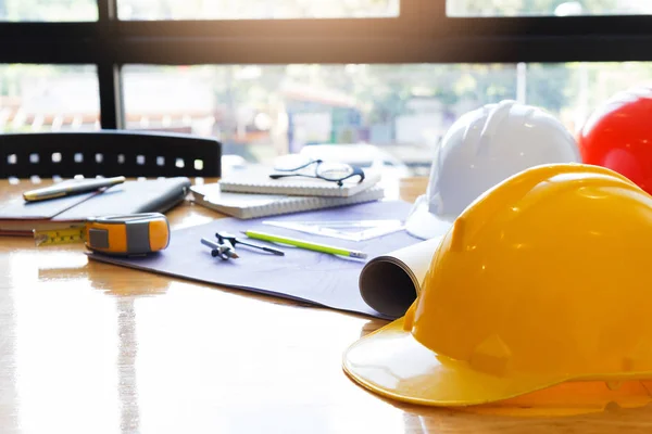 Concepto de Arquitecto, Arquitectos trabajando con planos en la oficina —  Fotos de Stock