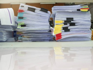 İş kavramı, Ofis Masası, iş kağıt yığınını üzerindeki bitmemiş belgeler yığını