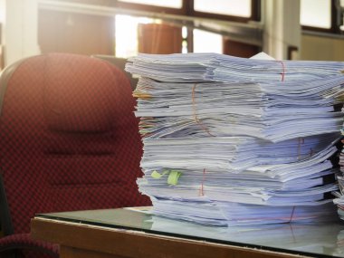 İş kavramı, Ofis Masası, iş kağıt yığınını üzerindeki bitmemiş belgeler yığını