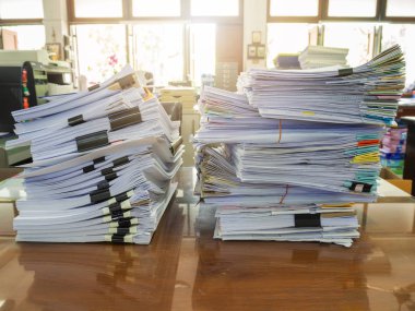 İş kavramı, Ofis Masası, iş kağıt yığınını üzerindeki bitmemiş belgeler yığını