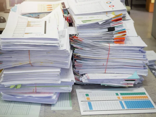 Бизнес-концепция, куча незавершенных бизнес-документов на рабочем столе, стопка деловой бумаги — стоковое фото