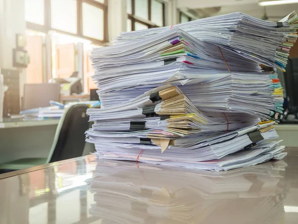 Бизнес-концепция, куча незавершенных бизнес-документов на рабочем столе, стопка деловой бумаги — стоковое фото