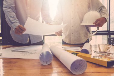 Planları ofiste, Vintage etkisi ile çalışan Mimarlar kavramı, mimar