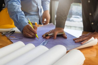 Planları ofiste, Vintage etkisi ile çalışan Mimarlar kavramı, mimar