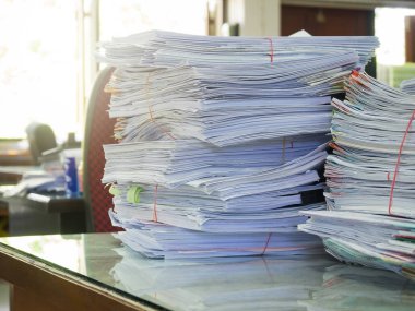 İş kavramı, yarım kalan bir iş belgeleri ofis masasında yığını