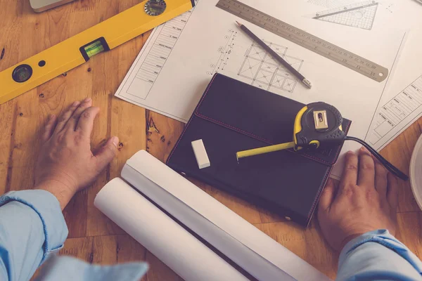 Planları ofiste, Vintage etkisi ile çalışan Mimarlar kavramı, mimar