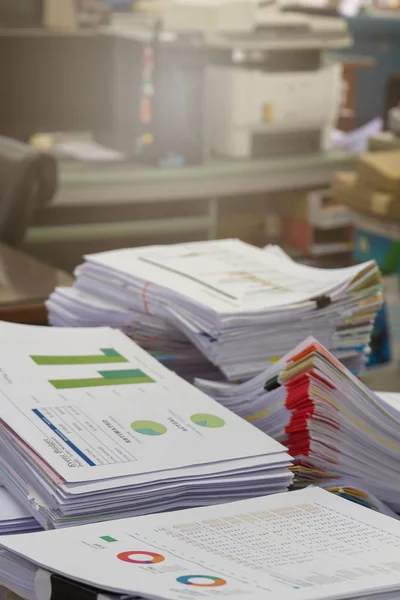 Geschäftskonzept, Stapel unfertiger Geschäftsunterlagen auf Bürotisch — Stockfoto