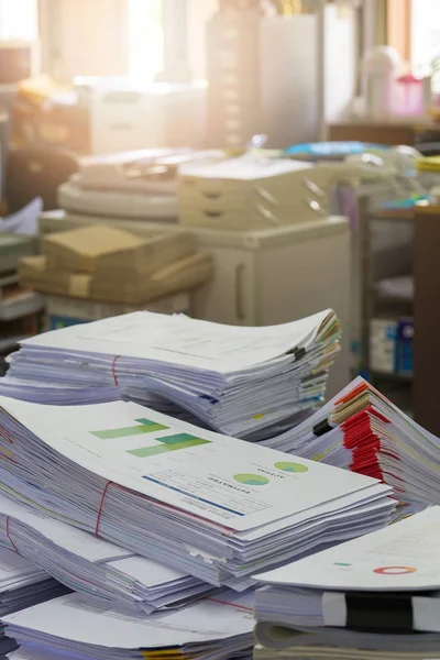 Businessconcept, stapel van onafgemaakte zaken documenten op kantoor — Stockfoto