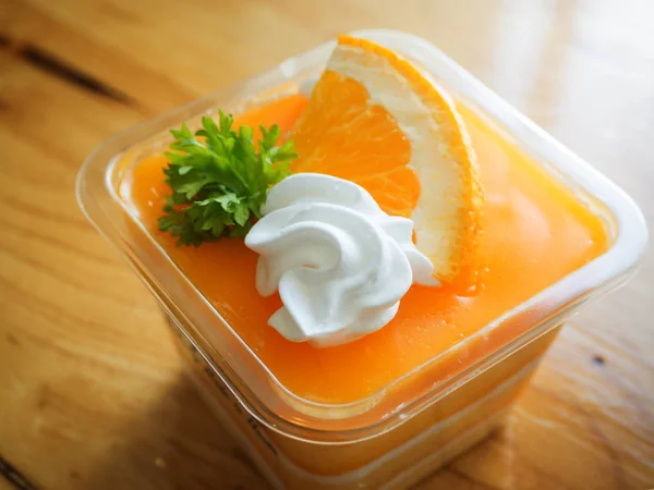 Cerrar Pastel de naranja en mesa de madera — Foto de Stock