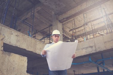 Mühendis mimar inşaat alanında blueprint, Vintage etkisi ile çalışma