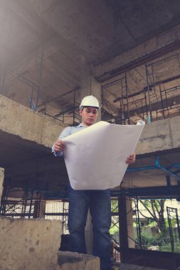 Mühendis mimar inşaat alanında blueprint, Vintage etkisi ile çalışma