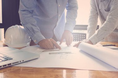 Planları ofiste, Vintage etkisi ile çalışan Mimarlar kavramı, mimar