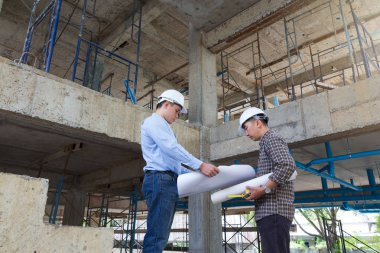 İnşaat kavramlar, mühendis ve mimar inşaat alanında planı ile çalışma