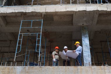 Mühendis ve mimar inşaat alanında planı ile çalışma