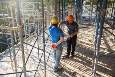 İnşaat alanında çalışan mühendis mimar