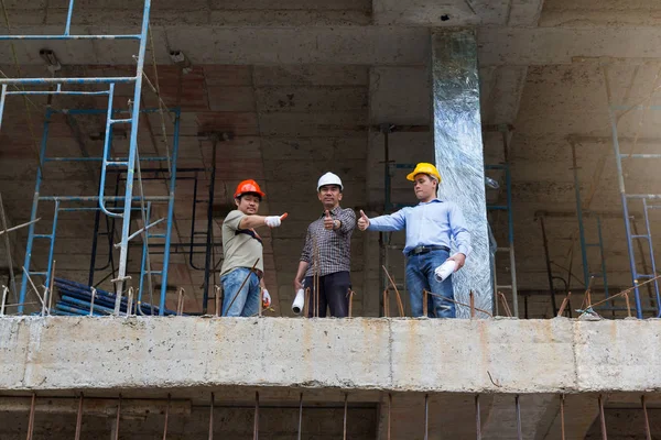 Ingeniero y Arquitecto trabajando en el sitio de construcción con un proyecto — Foto de Stock