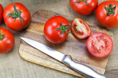 Ahşap arka plan üzerinde closeup taze olgun domates