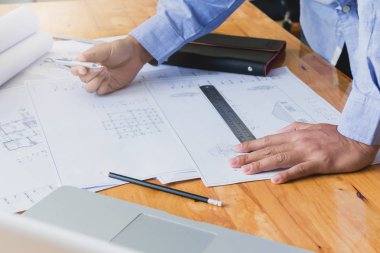 Mimar kavramlar, planları ofisteki çalımakta mimarlar