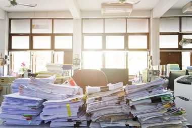 İş kavramı, tamamlanmamış belgeler üzerinde Ofis Masası, yığın yığın iş kağıt