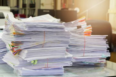 İş kavramı, tamamlanmamış belgeler üzerinde Ofis Masası, yığın yığın iş kağıt